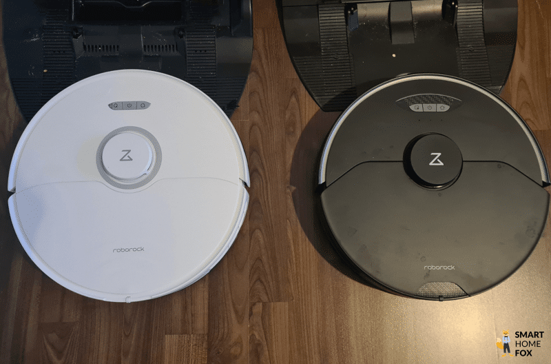 Два робота-пылесоса Roborock S8 Pro Ultra и Roborock S7 MaxV Ultra стоят рядом, чтобы сравнить их размеры.